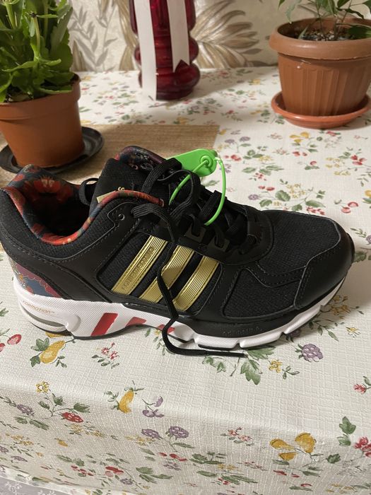 Продам кроссовки размер 36,5