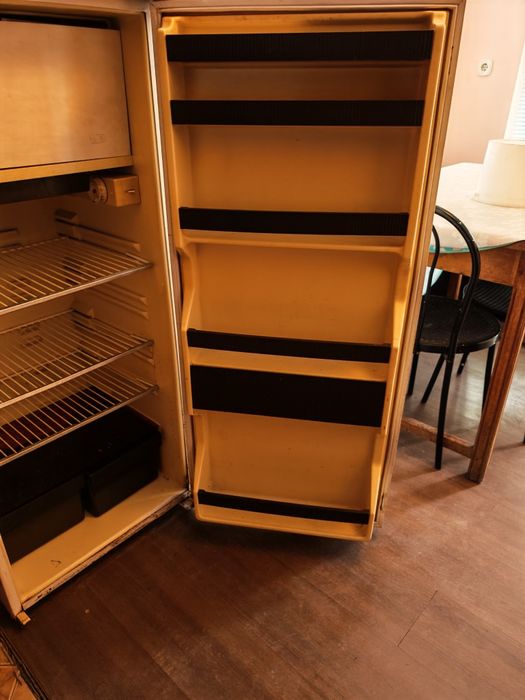 Хладилник МРАЗ .