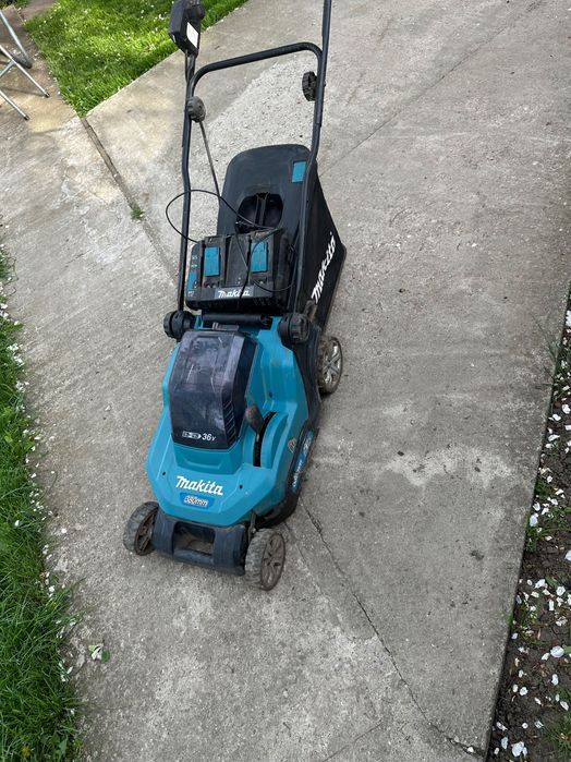 Mașină de tuns iarbă Makita DLM382