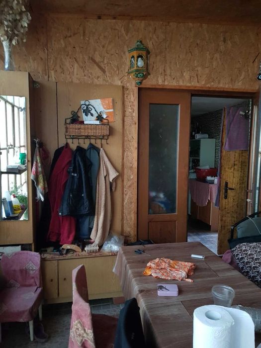 Продавам селска къща с чудесно място за грижи за животни и реколта.