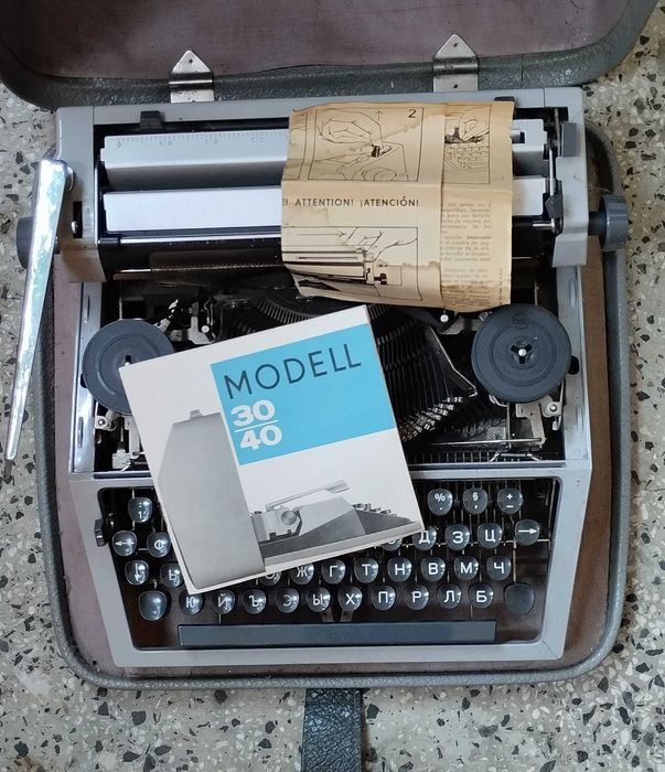 стара пишеща машина- кирилица