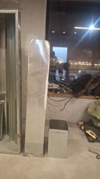 Продам  Вентилиционный зонт,вместе с решетками.