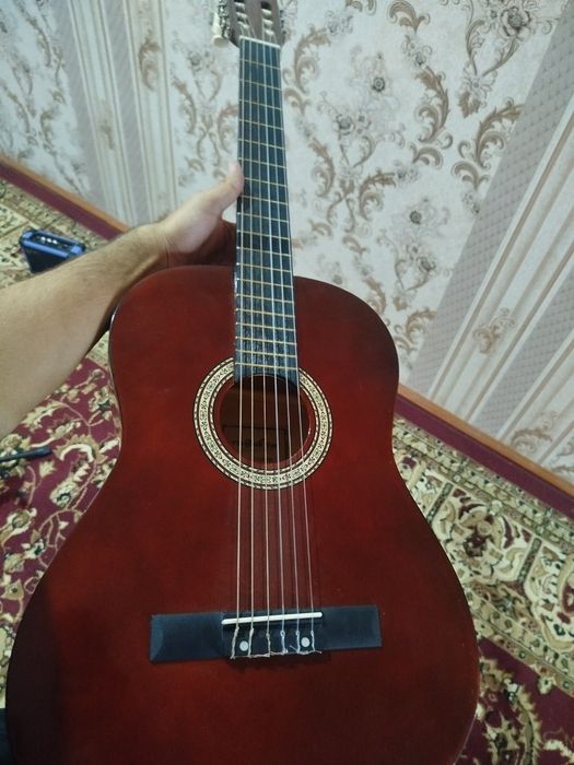Klassik Gitara yangi 1 oy buldi olganimga sotiladi.Aybi yoq