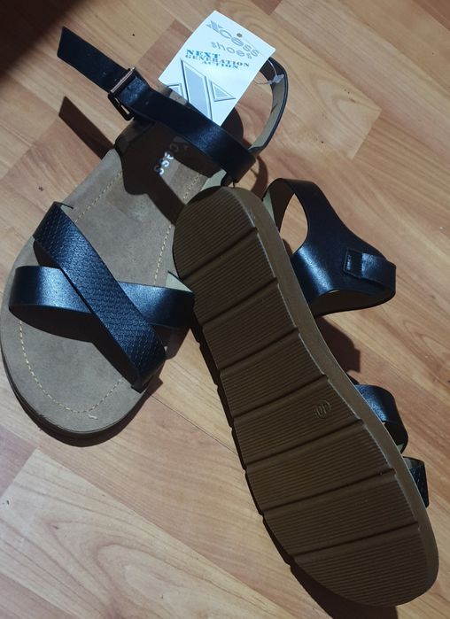 Продавам Чисто Нови Сандали в черен цвят