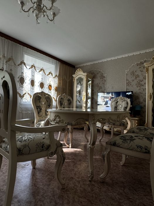 Стол и стулья в стиле барокко