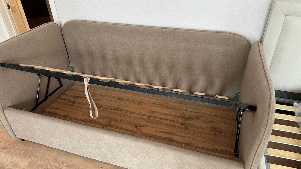 Диван кровать с подушками побокам