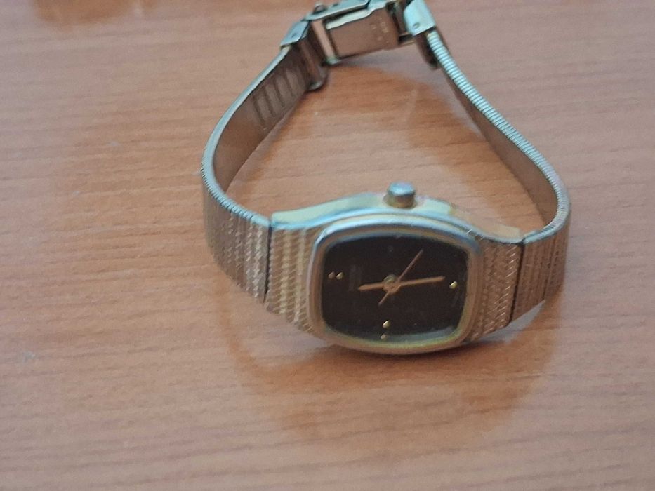 Два дамски часовника