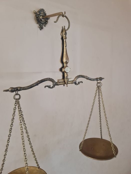 Balanța din bronz alamă.