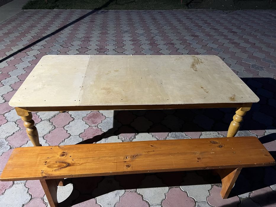 Деревянный стол и стулья