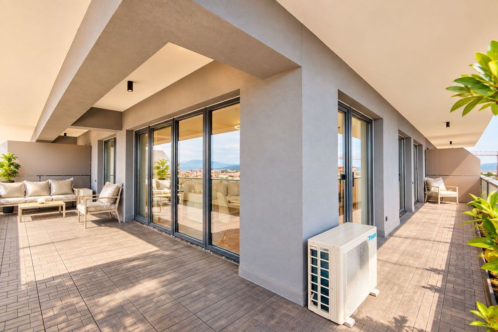 Penthouse 113 mp total | 2 dormitoare | 2 bai| Terasa generoasa | Etaj 11/11 | Vedere Tâmpa | Parcare subterană | Coresi