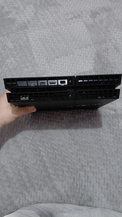 Ps4 cu o maneta si 2 jocuri