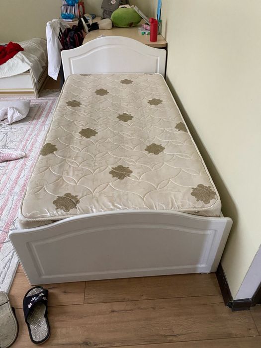 Кровать с матрасом