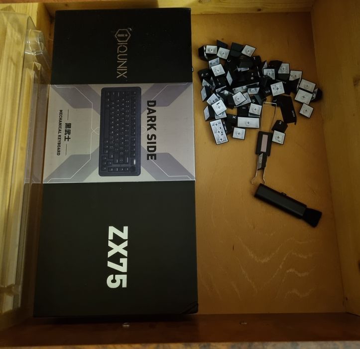 Tastatura mecanica IQUNIX ZX75 Dark Side (Keycaps qwertykey gratis)