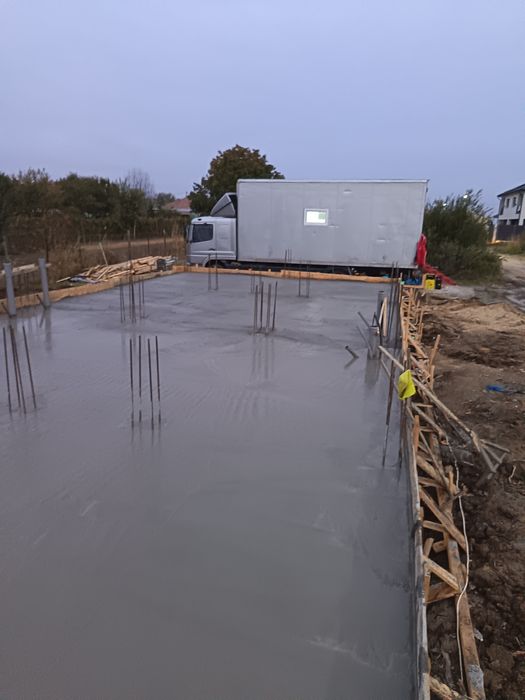 Construcții la roșu și finisaje