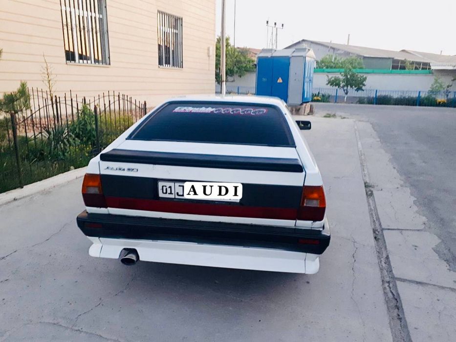 Автомобиль Audi 80