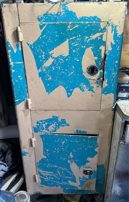 Продам металический сейф