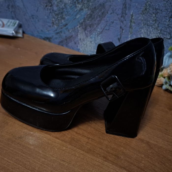 Каблуки на платформе и устойчивым каблуком