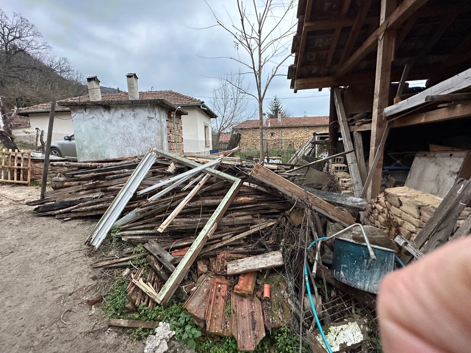 Дърва за огрев от стари греди около 2,5 -3 кубика - цена общо 150 лв