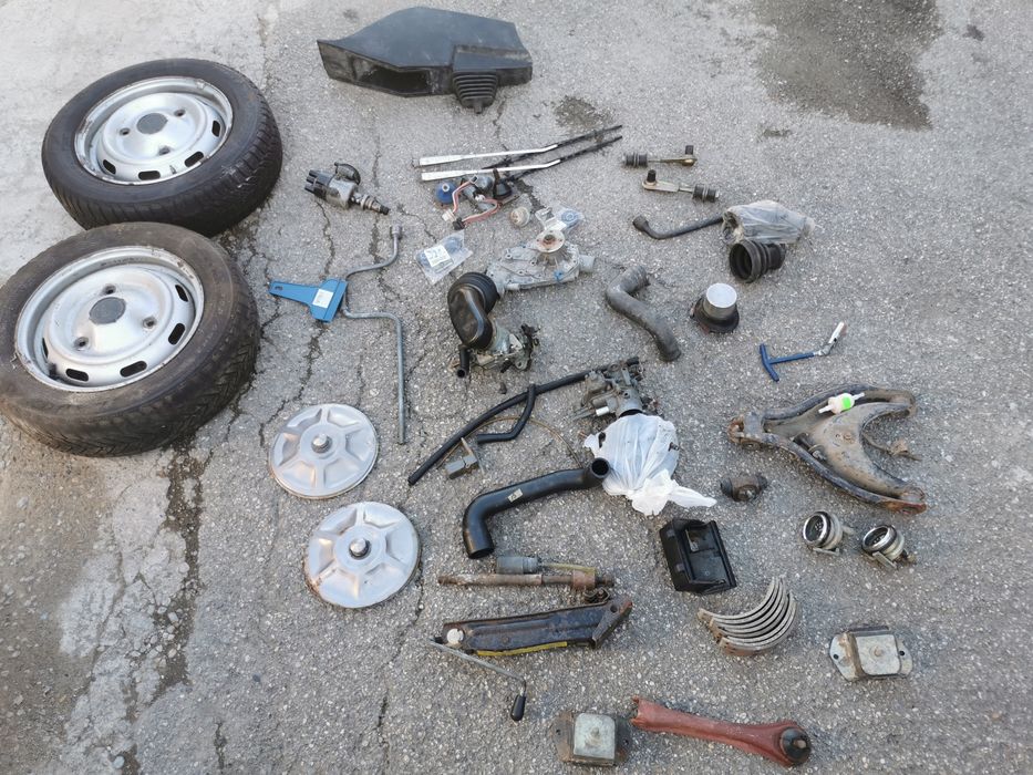 De vânzare mai multe piese de Dacia 1300