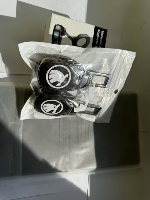 Portofel,suport magnetic si capete centuri auto