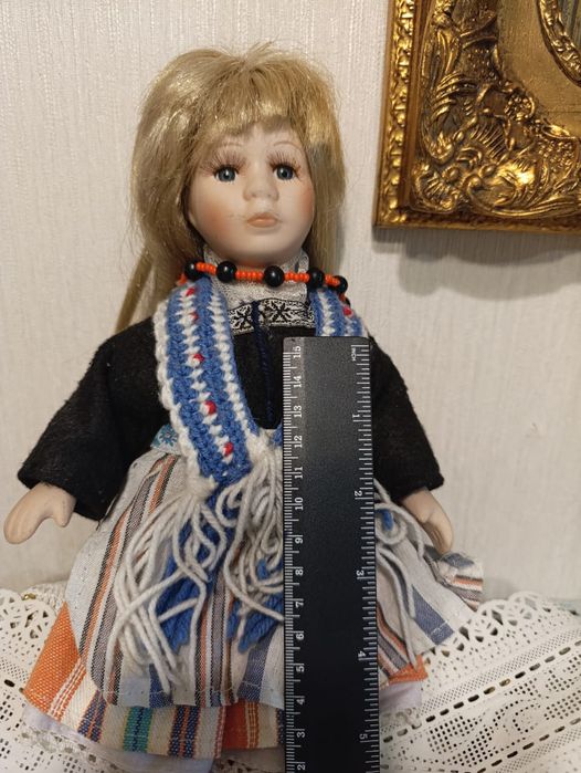 Кукла фарфоровая.