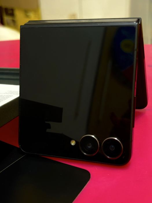 Продавам Samsung galaxy Z flip 7
