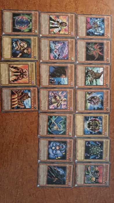 Vând cărți de  colectie yu-gi-oh