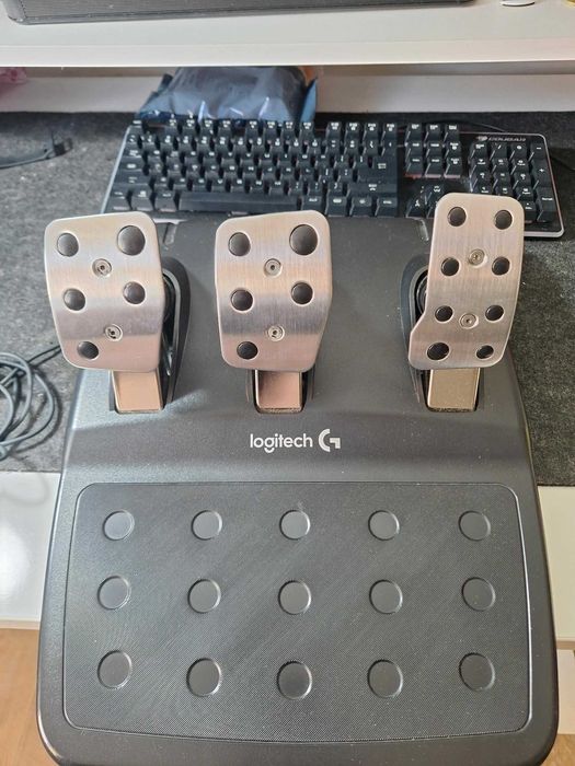 Продавам Logitech G29 + G-Shifter – КАТО НОВ, пълен комплект!