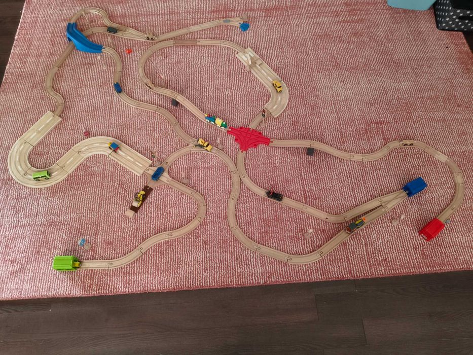 2-3 seturi de șine din lemn Playtive (Lidl)+semne de parcare+accesorii +câteva trenulețe chuggington– ideal cadou mare!