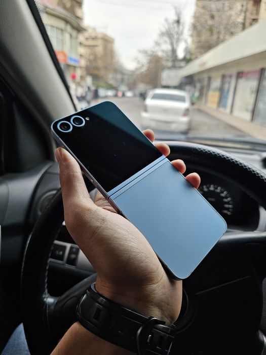 Samsung Galaxy Z Flip 6. OzU 12/256 GB. IME o'tkan Snapdragon. IDEAL