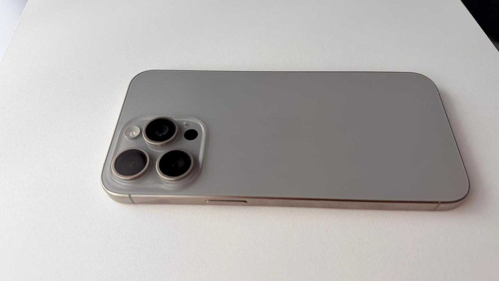 Vând iPhone 15 Pro Max