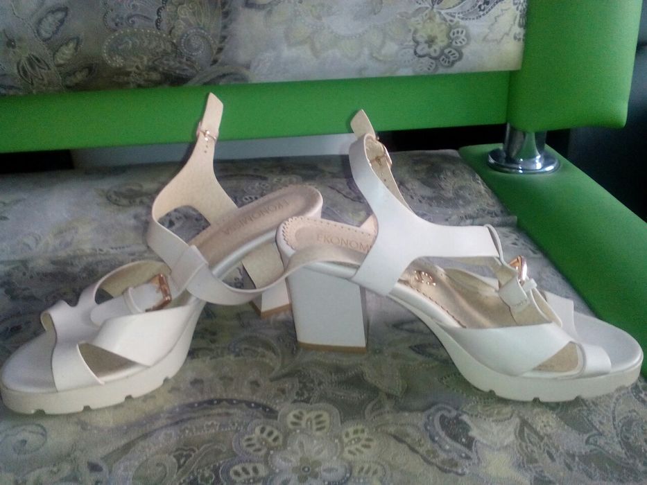 Продам босоножки