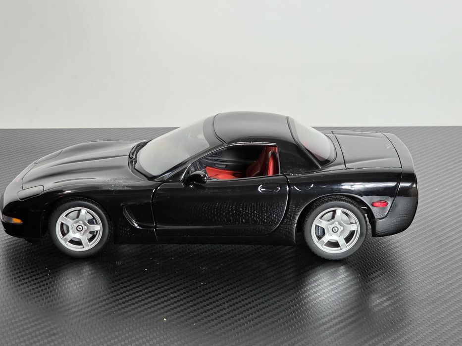 Macheta Auto 1/18 UT Models Chevrolet Corvette 1998