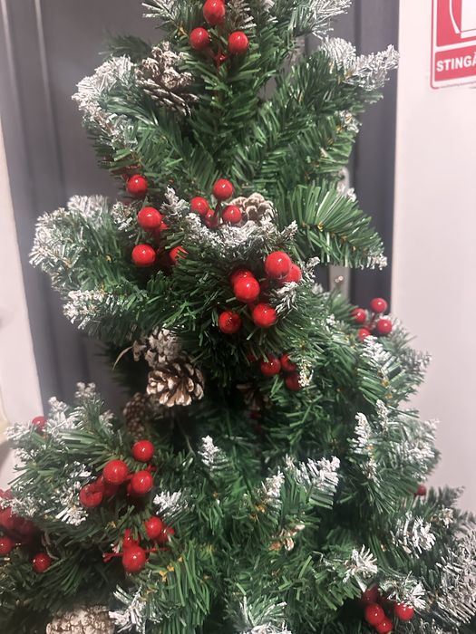 Brad artificial cu ramuri albe si decoratiuni