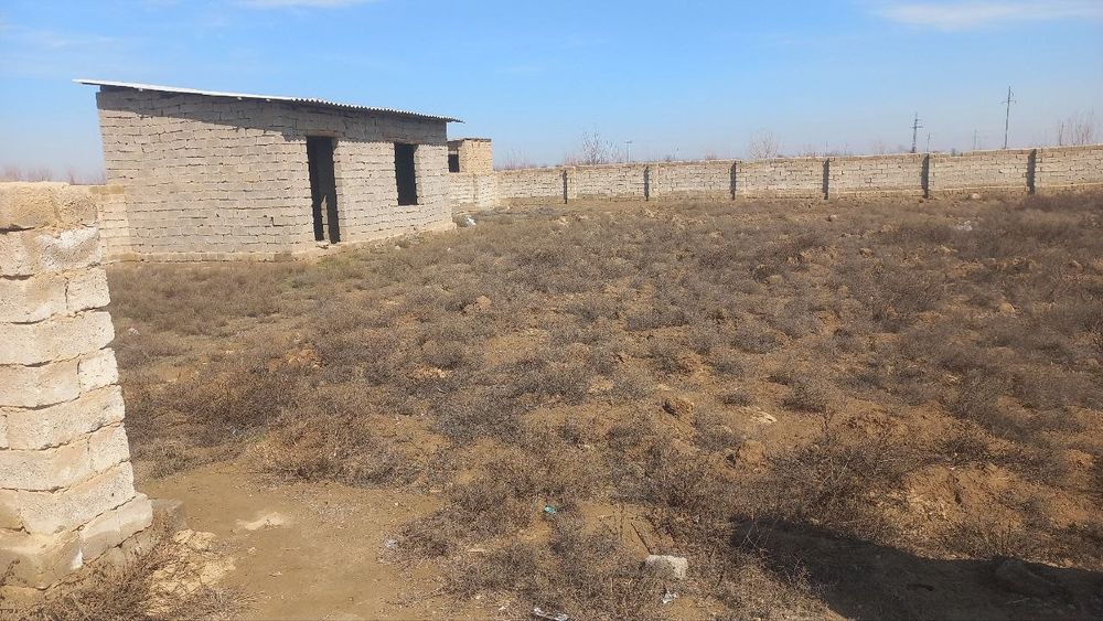 Uchastka sotiladi 18 sotix.Manzil Qarshi shahar Yangibogʻ mahallasi.