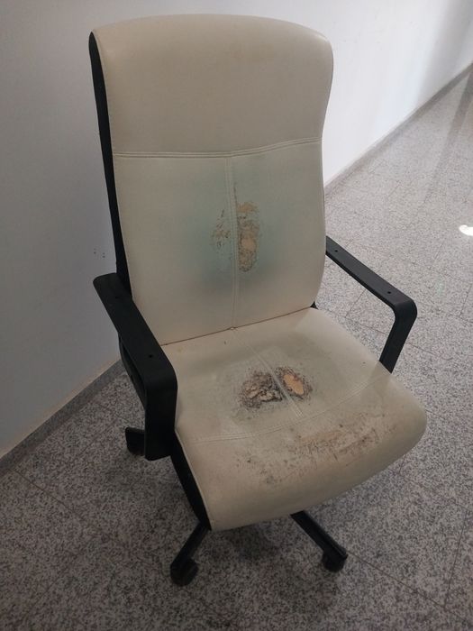 Офис стол със следи от употреба