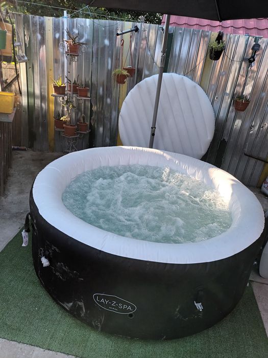 Piscină gonflabilă cu jacuzzi