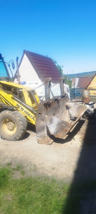 Execut lucrări de săpătură buldoexcavator new Holland lb95b