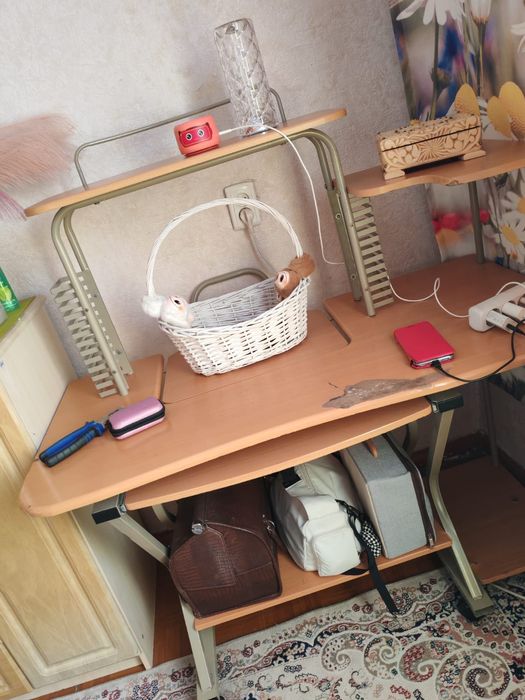 Компьютерный стол б/у в нормальном состоянии, самовывоз.