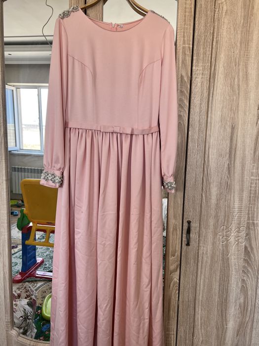 Платье атласное розовое