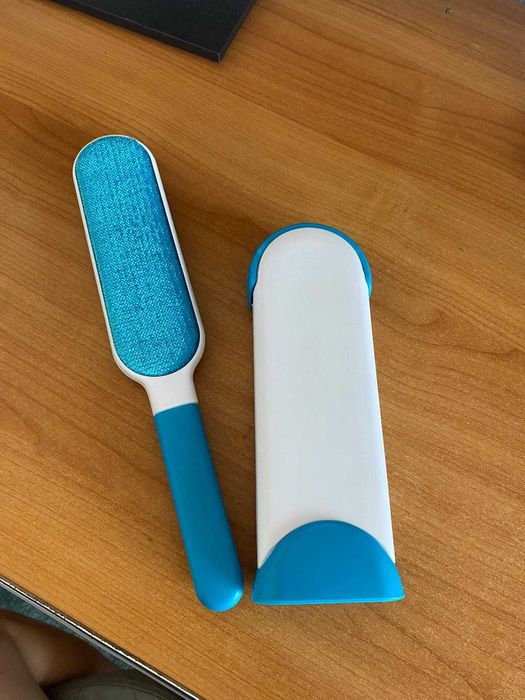 Perie pentru indepartarea parului de animale si a scamelor