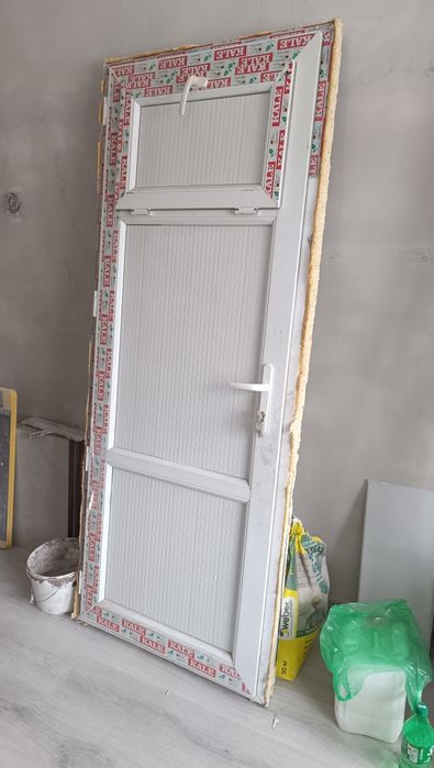 Пластиковая дверь