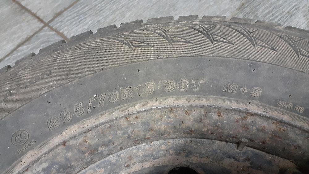 Резина на автомобиль.