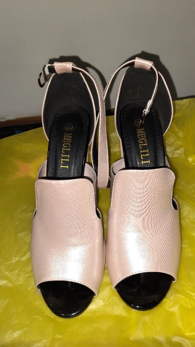 Аеллар босоножка сотилади