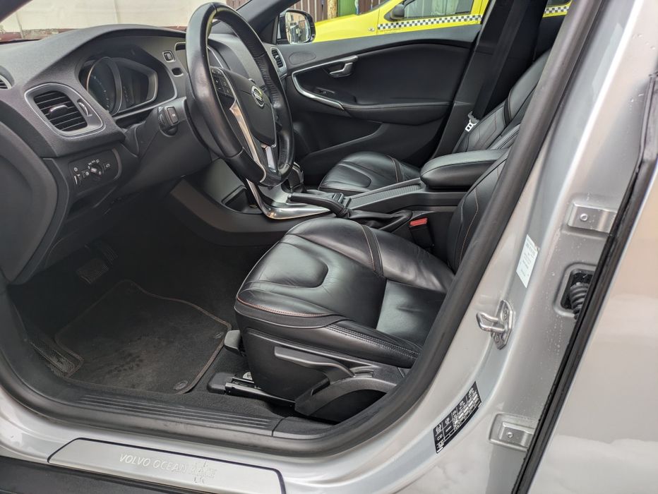 Volvo V40 Cross Country blue ocean