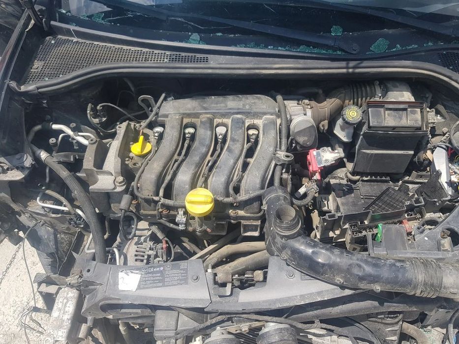 DEZMEMBREZ RENAULT CLIO 3 MOTOR 1.6 avariat frontal 16v fabr 2008