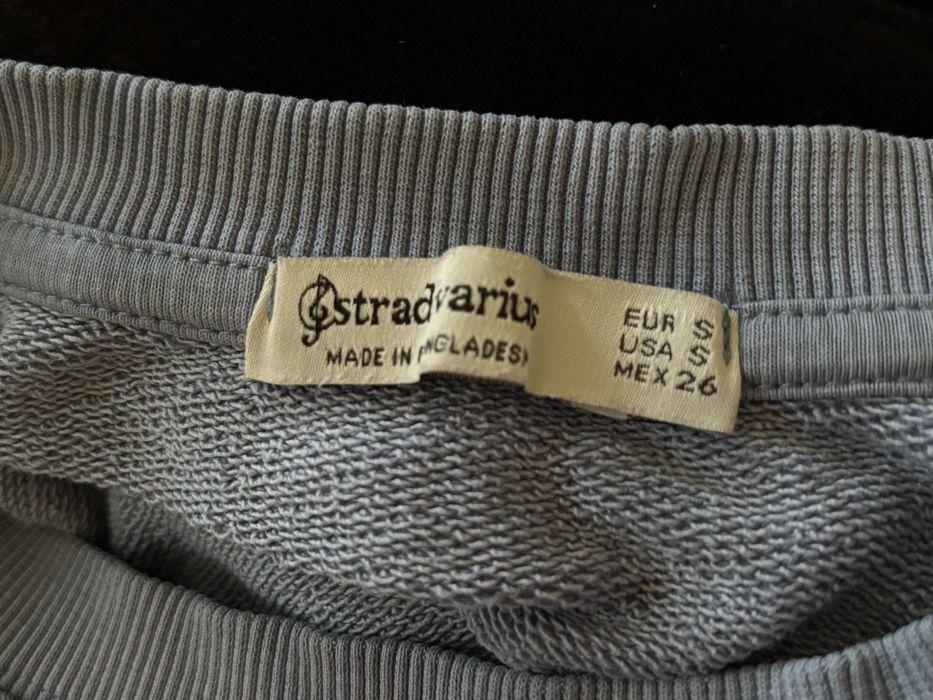 Синя блуза от Stradivarius и шарена блуза от Bershka