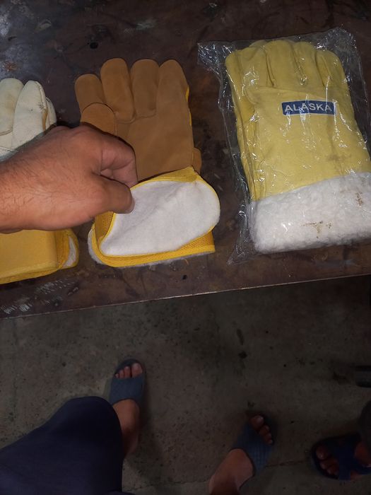 Перчатки зимние и резиновые.