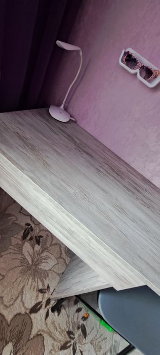 Стол письменный.