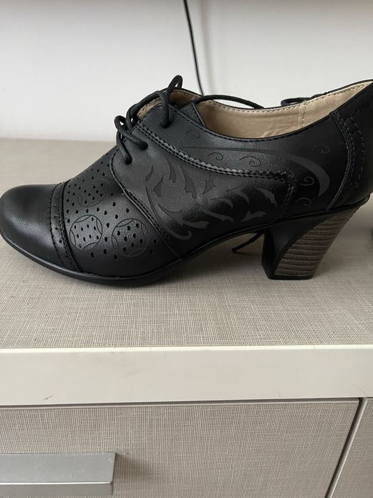 Обувки дамски нови